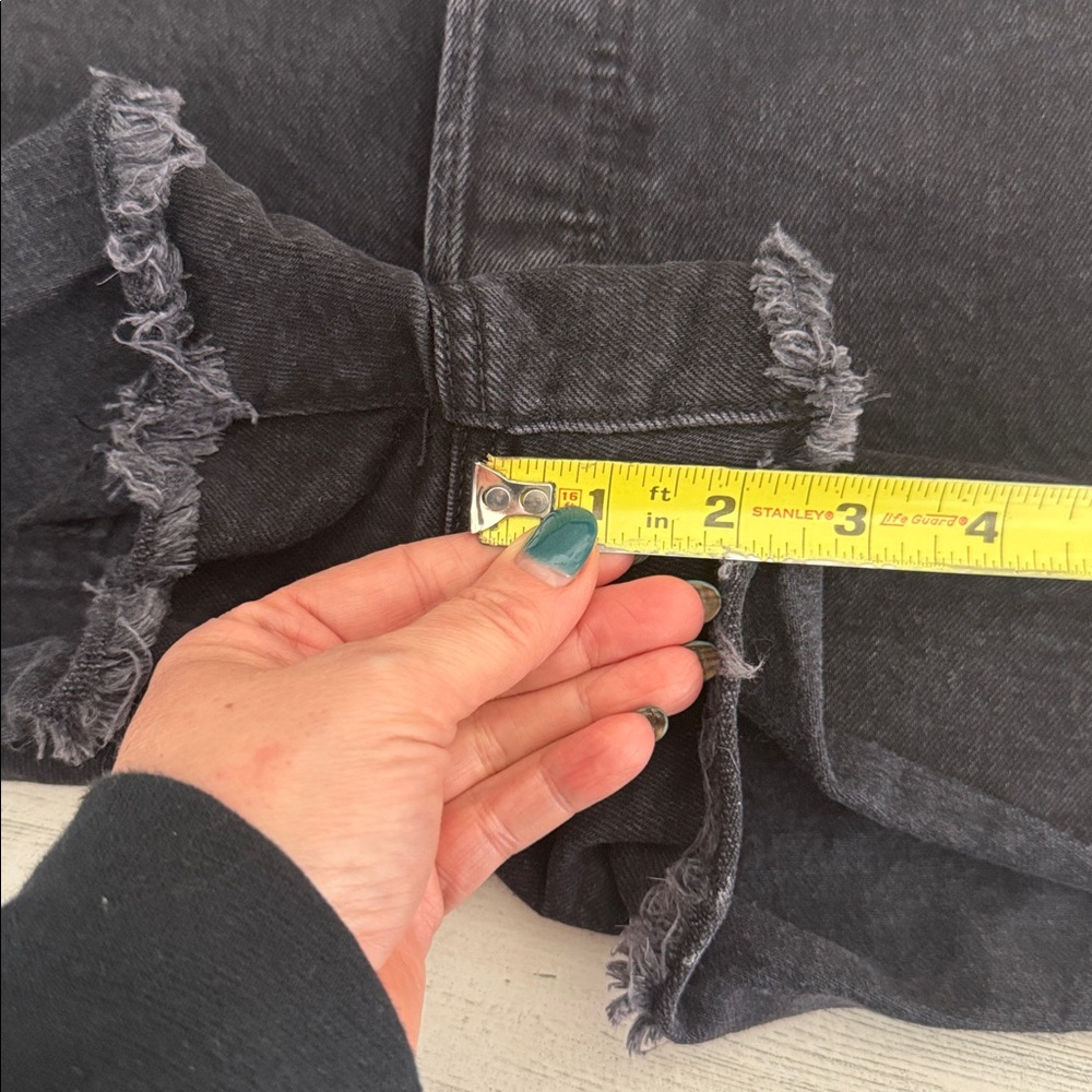 Levi’s black ribcage shorts - Size 28 - Picture 9 of 10